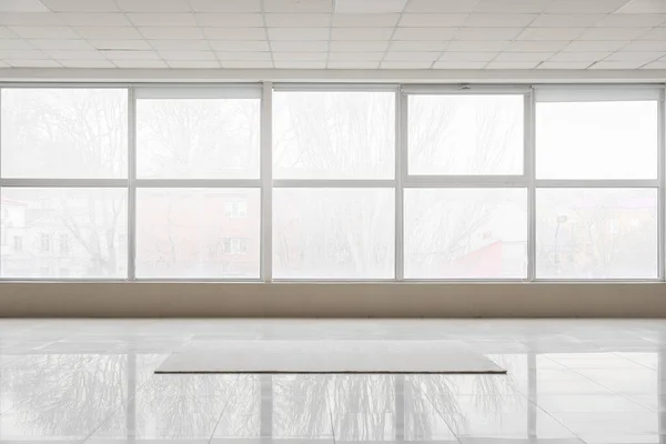 Widok Duży Pusty Pokój Oknami Dywanem — Zdjęcie stockowe