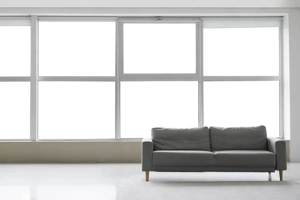 Grey Sofa Carpet Big Light Room — Stock Photo, Image