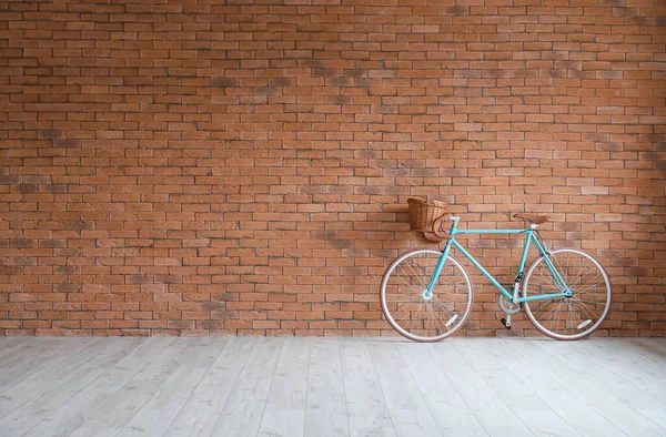 Moderna Bicicleta Cerca Pared Ladrillo Habitación Vacía —  Fotos de Stock