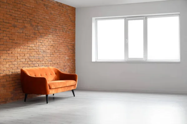 Rotes Sofa Nahe Ziegelwand Leeren Raum — Stockfoto