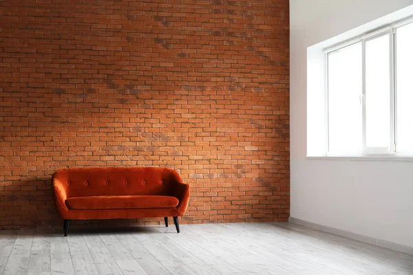 Red Sofa Brick Wall Empty Room — Stock Photo, Image