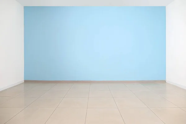 Büyük Boş Odada Mavi Duvar Manzarası — Stok fotoğraf