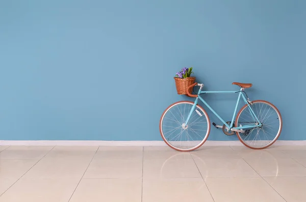 Moderna Bicicleta Cerca Pared Azul Habitación Vacía —  Fotos de Stock