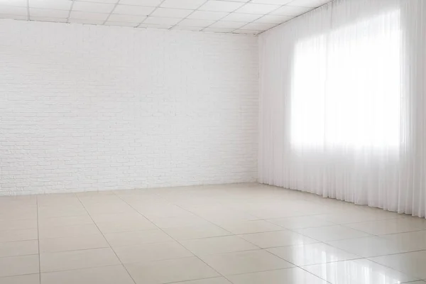 Beyaz Tuğlalı Duvar Pencereli Büyük Boş Oda Manzarası — Stok fotoğraf