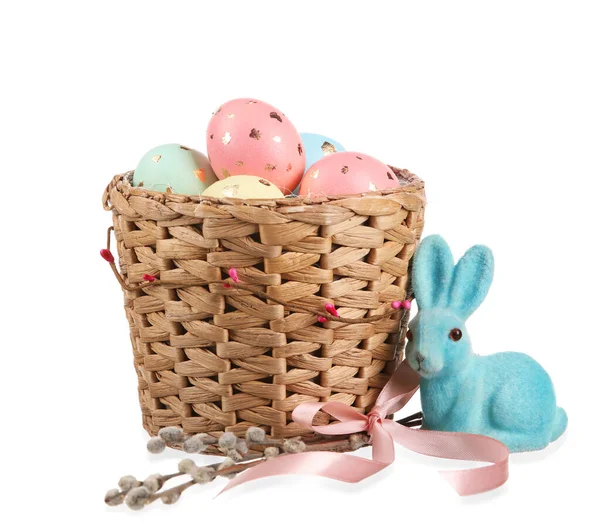 有彩绘复活节彩蛋的篮子 白色背景的兔子和柳枝 — 图库照片
