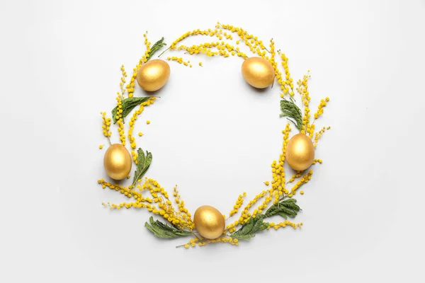 Stilvoller Kranz Mit Goldenen Ostereiern Und Mimosenblumen Auf Hellem Hintergrund — Stockfoto