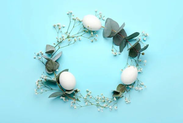 Ghirlanda Elegante Con Uova Pasqua Fiori Sfondo Blu — Foto Stock
