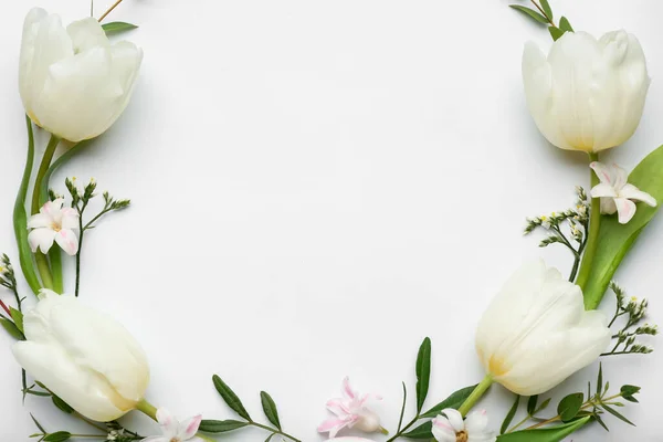 Elegante Corona Pasqua Con Fiori Tulipano Sfondo Chiaro — Foto Stock