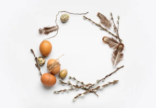Coroană Elegantă Ouă Paște Ramuri Salcie Pene Fundal Alb — Fotografie, imagine de stoc