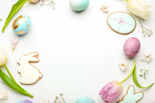Beyaz Arka Planda Boyanmış Paskalya Yumurtaları Kurabiyeler Çiçeklerle Süslü Şık — Stok fotoğraf