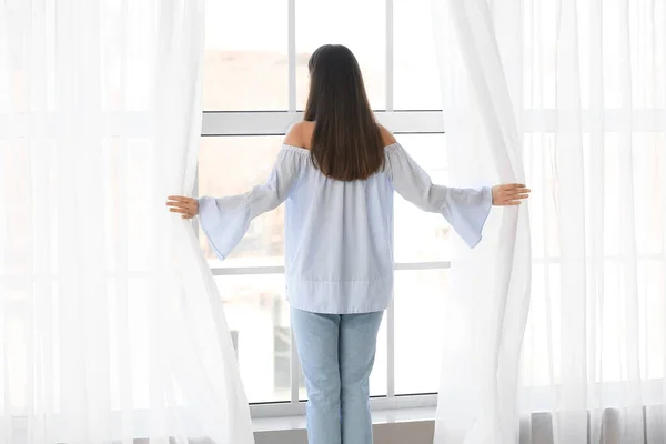 Mooie Jonge Vrouw Openen Gordijnen Kamer — Stockfoto