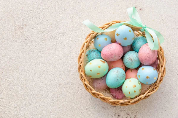 Açık Arkaplanda Boyanmış Paskalya Yumurtaları Olan Sepet — Stok fotoğraf
