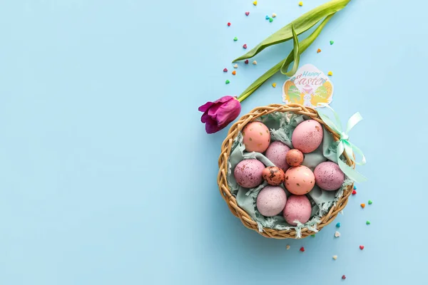 Καλάθι Ζωγραφισμένα Πασχαλινά Αυγά Κάρτα Κείμενο Happy Easter Και Τουλίπα — Φωτογραφία Αρχείου