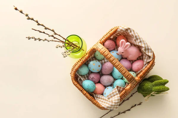 有彩绘复活节彩蛋 柳枝和米色背景兔子的篮子 — 图库照片