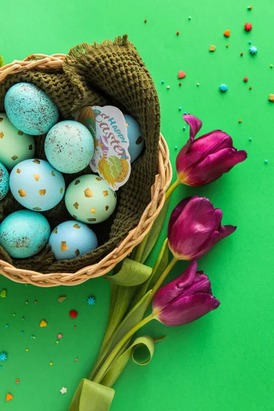 Yeşil Arka Planda Boyanmış Paskalya Yumurtaları Lale Çiçekleri Olan Sepet — Stok fotoğraf