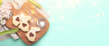 Turkuaz arka planda lezzetli Paskalya kurabiyeleri ve metin için yeri olan tahta