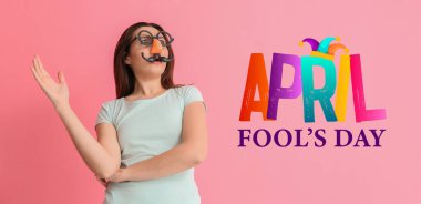 Pembe arka planda komik kılık değiştirmiş genç bir kadın. 1 Nisan kutlamaları