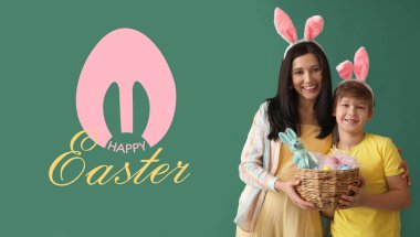 Paskalya tavşanı ve yeşil arka planda yumurtaları olan küçük bir çocuk ve annesi.