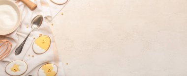 Paskalya kurabiyeleri ve mutfak gereçleri hafif arkaplanda metin için yer var.