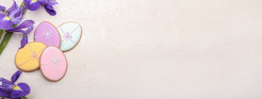 Lezzetli Paskalya kurabiyeleri ve ışık zemininde süsen çiçekleri metin için yer var