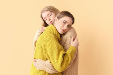 Arka planda genç kız kardeşlere sarılma portresi