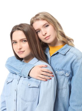 Beyazların üzerinde izole edilmiş genç kız kardeşlerin portresi