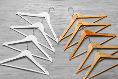 Ahşap arka planda farklı elbise askıları