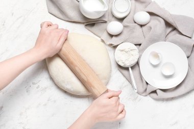 Masada taze hamur hazırlayan kadın.