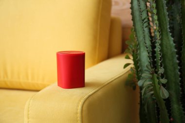 Kanepedeki kablosuz hoparlör, yakın çekim.