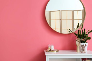 Pembe duvarın yanındaki modern makyözlük işyeri