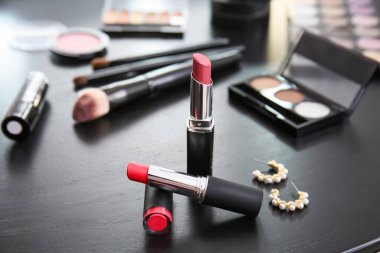 Ruj, küpe ve farklı dekoratif kozmetik ürünleriyle makyaj sanatçılarının işyeri.