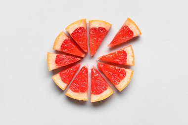 Hafif arkaplanda lezzetli olgun greyfurt dilimleri