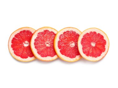 Beyaz arka planda lezzetli olgun greyfurt dilimleri