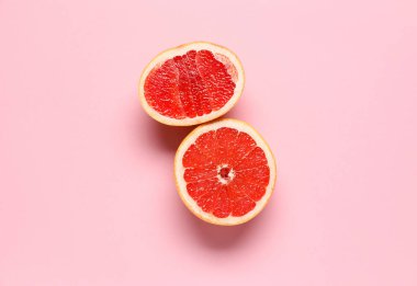 Pembe arka planda lezzetli bir greyfurt.
