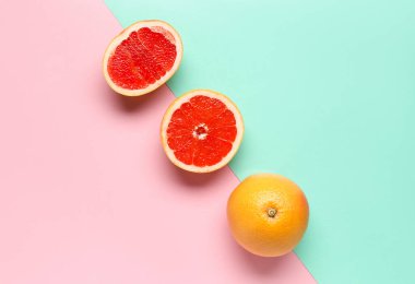 Renkli arka planda lezzetli bir greyfurt