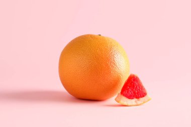 Pembe arka planda olgun greyfurt