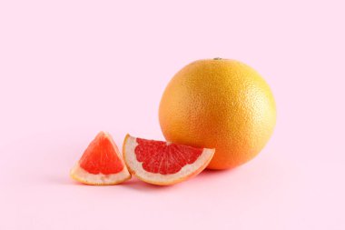 Pembe arka planda olgun greyfurt