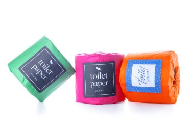 Tuvalet kağıdı beyaz arkaplanda yuvarlanır