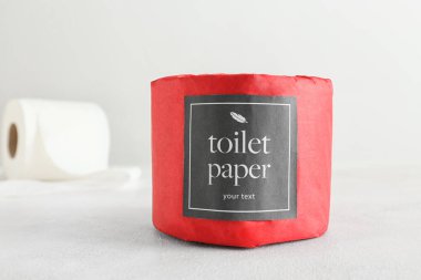 Işık arka planında tuvalet kağıdı rulosu