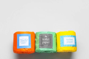 Tuvalet kağıdı arka planda yuvarlanıyor.