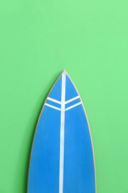 Yeşil duvarın yanında modern sörf tahtası