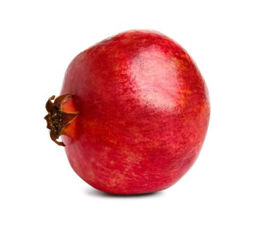 Beyaz zemin üzerinde lezzetli olgun nar.