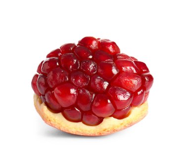 Beyaz arkaplanda lezzetli nar parçaları