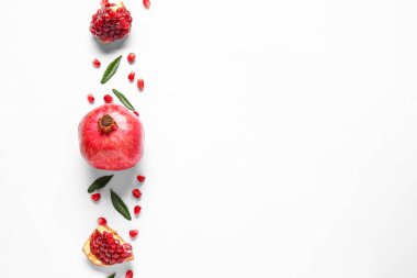 Beyaz zemin üzerinde nar olan güzel kompozisyon