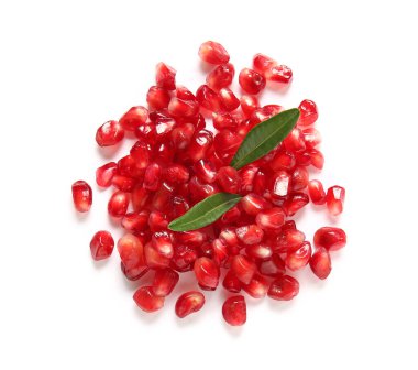 Beyaz zemin üzerinde lezzetli nar tohumları