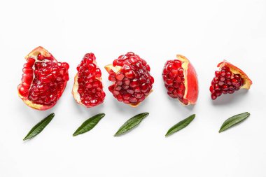 Beyaz zemin üzerinde nar olan güzel kompozisyon
