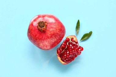 Mavi arka planda lezzetli olgun nar.