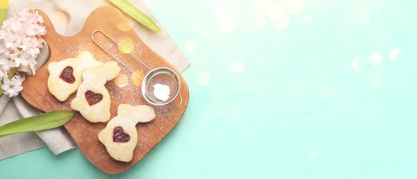 Tablero Con Deliciosas Galletas Pascua Sobre Fondo Turquesa Con Espacio — Foto de Stock