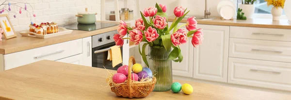 Kosár Húsvéti Tojás Váza Friss Tulipánnal Asztalon Konyhában — Stock Fotó