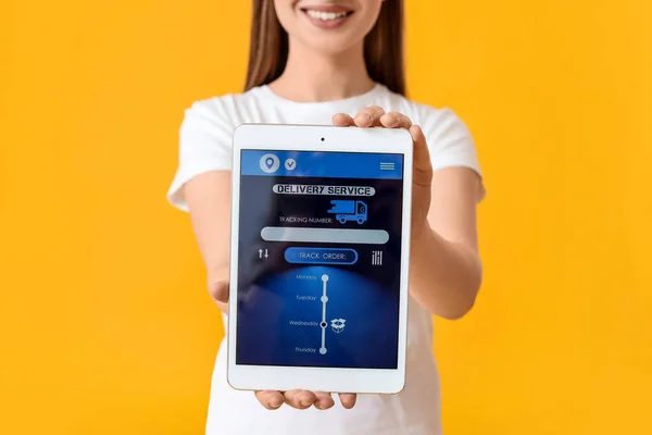 Junge Frau Hält Tablet Computer Mit Lieferservice Anwendung Auf Dem — Stockfoto